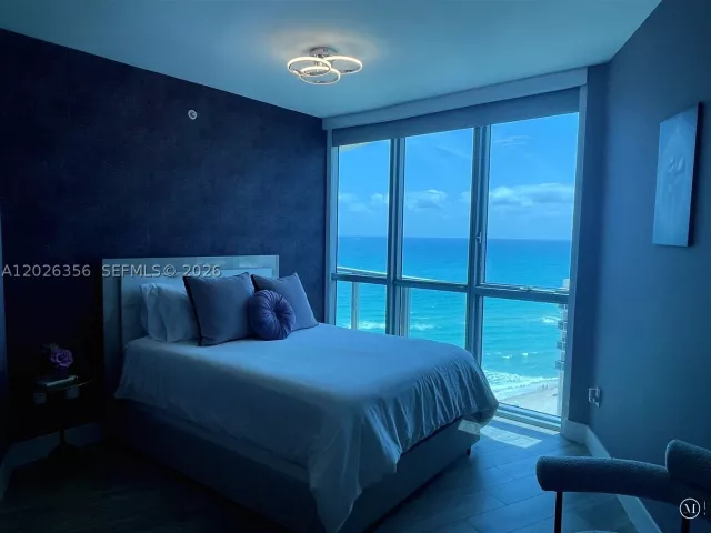 3-bedroom condo for sale in Hollywood - 3101 S Ocean Dr 1707 - MondialRealty