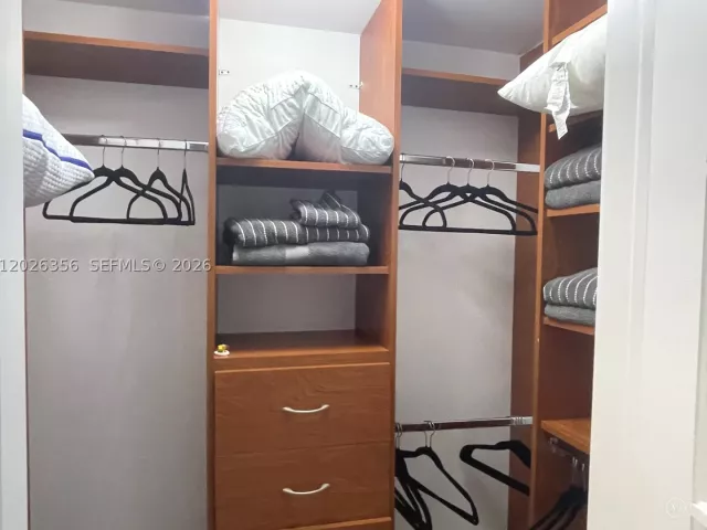 3-bedroom condo for sale in Hollywood - 3101 S Ocean Dr 1707 - MondialRealty