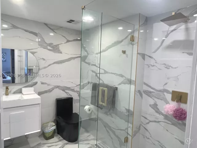 3-bedroom condo for sale in Hollywood - 3101 S Ocean Dr 1707 - MondialRealty