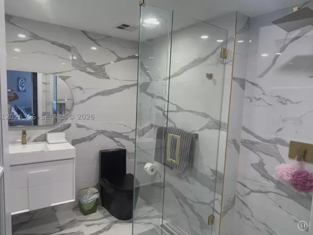 3-bedroom condo for sale in Hollywood - 3101 S Ocean Dr 1707 - MondialRealty