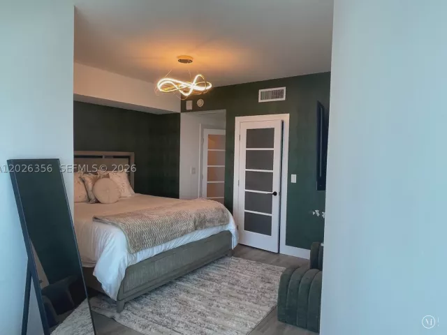 3-bedroom condo for sale in Hollywood - 3101 S Ocean Dr 1707 - MondialRealty