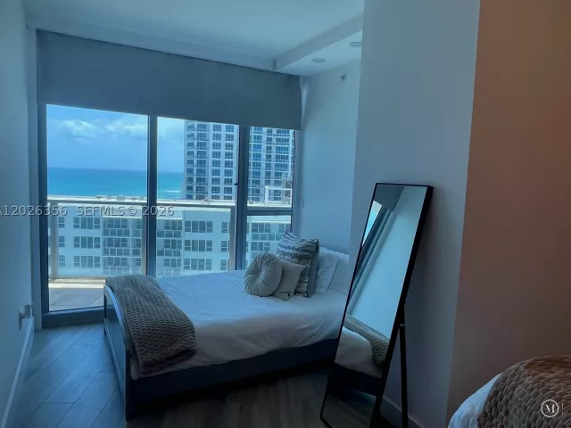3-bedroom condo for sale in Hollywood - 3101 S Ocean Dr 1707 - MondialRealty