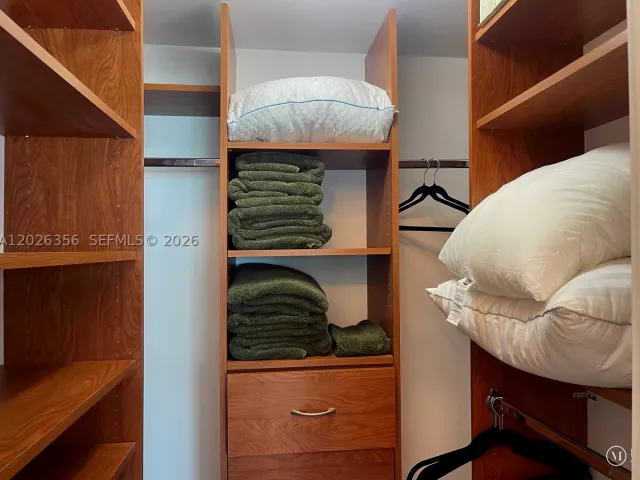3-bedroom condo for sale in Hollywood - 3101 S Ocean Dr 1707 - MondialRealty