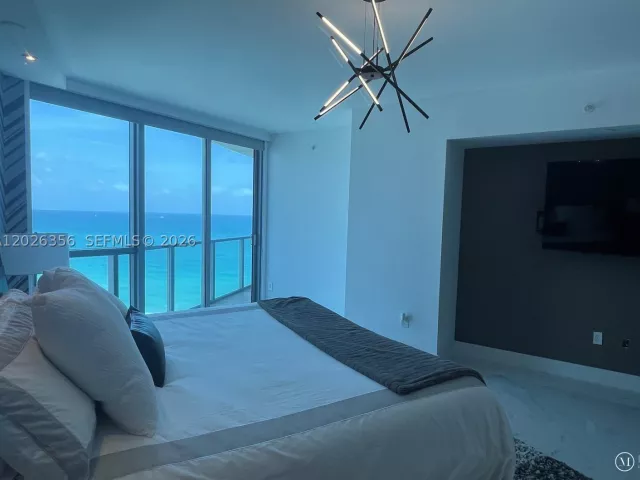 3-bedroom condo for sale in Hollywood - 3101 S Ocean Dr 1707 - MondialRealty