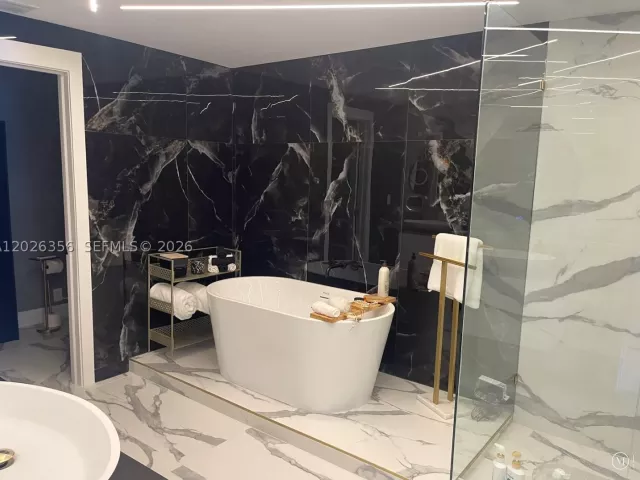 3-bedroom condo for sale in Hollywood - 3101 S Ocean Dr 1707 - MondialRealty