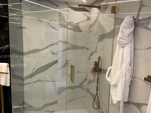 3-bedroom condo for sale in Hollywood - 3101 S Ocean Dr 1707 - MondialRealty