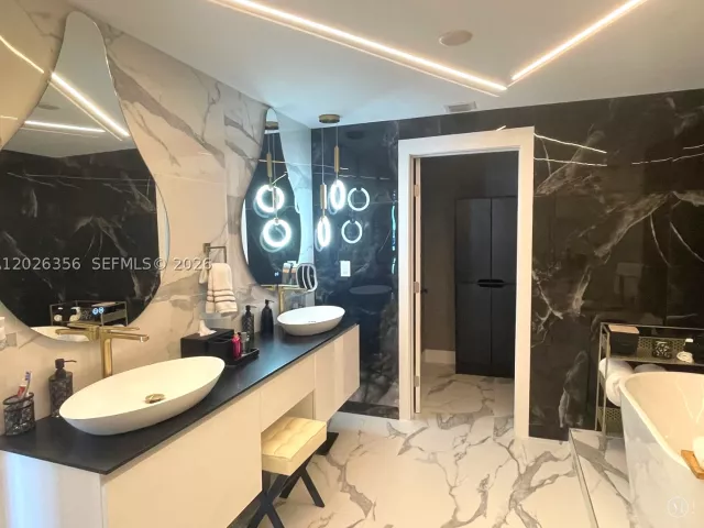 3-bedroom condo for sale in Hollywood - 3101 S Ocean Dr 1707 - MondialRealty
