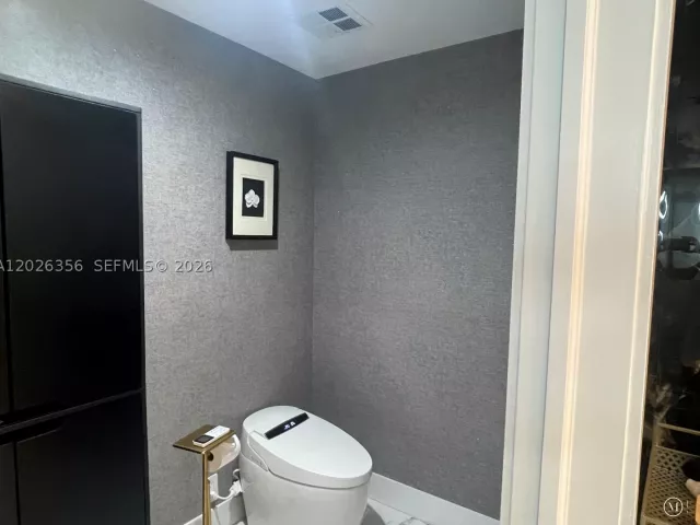 3-bedroom condo for sale in Hollywood - 3101 S Ocean Dr 1707 - MondialRealty