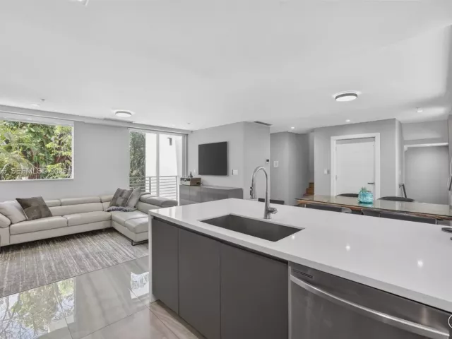 4-bedroom home for rent in Fort Lauderdale - 700 NE 14th Ave 311 - MondialRealty