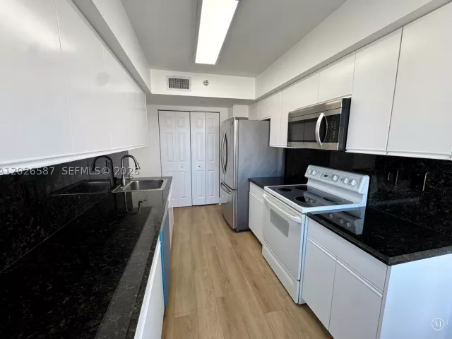 2-bedroom condo for rent in Aventura - 3530 Mystic Pointe Dr 2709 - MondialRealty