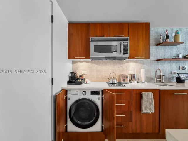 1-bedroom condo for sale in Miami Beach - 6801 Collins Ave 708 - MondialRealty