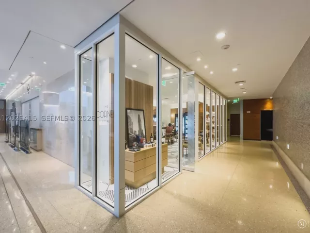 1-bedroom condo for sale in Miami Beach - 6801 Collins Ave 708 - MondialRealty