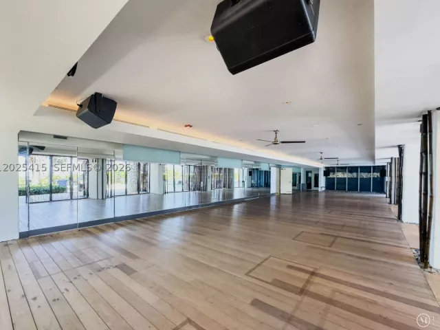 1-bedroom condo for sale in Miami Beach - 6801 Collins Ave 708 - MondialRealty