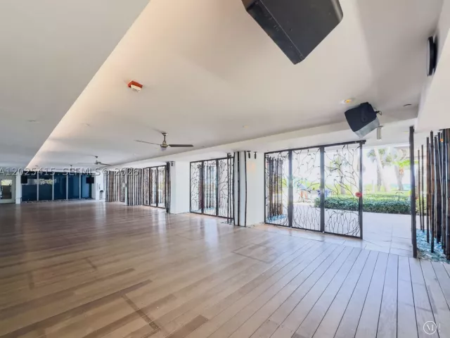 1-bedroom condo for sale in Miami Beach - 6801 Collins Ave 708 - MondialRealty