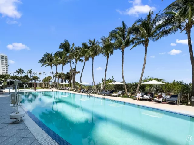 1-bedroom condo for sale in Miami Beach - 6801 Collins Ave 708 - MondialRealty