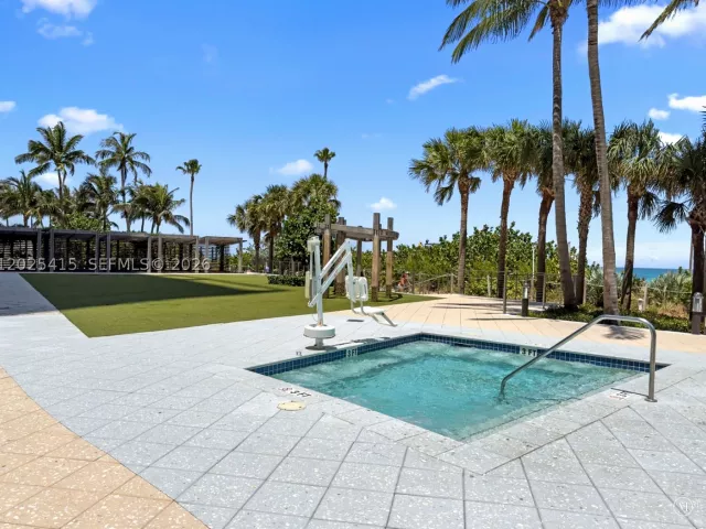 1-bedroom condo for sale in Miami Beach - 6801 Collins Ave 708 - MondialRealty