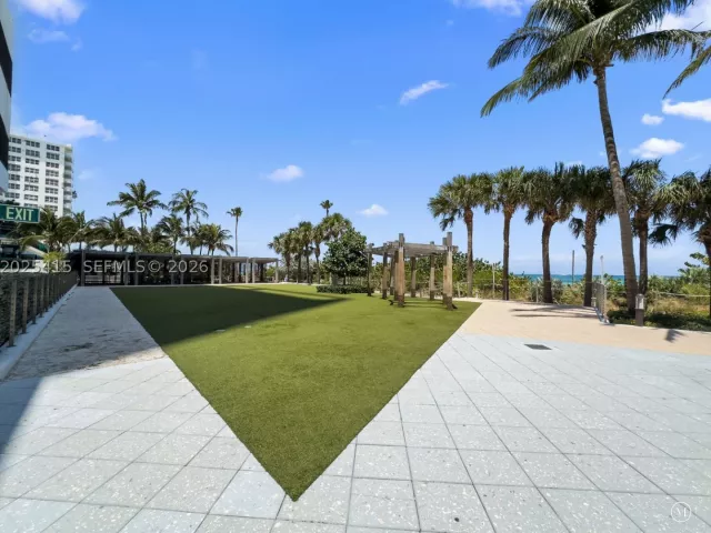 1-bedroom condo for sale in Miami Beach - 6801 Collins Ave 708 - MondialRealty