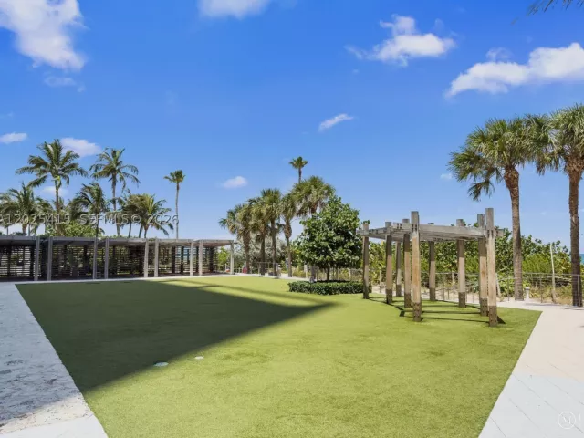 1-bedroom condo for sale in Miami Beach - 6801 Collins Ave 708 - MondialRealty
