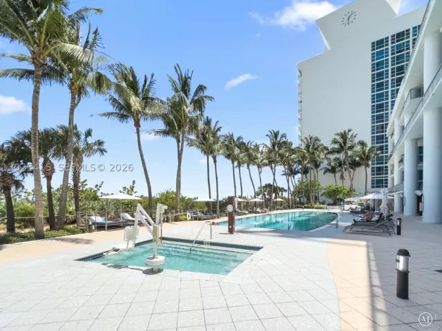 1-bedroom condo for sale in Miami Beach - 6801 Collins Ave 708 - MondialRealty