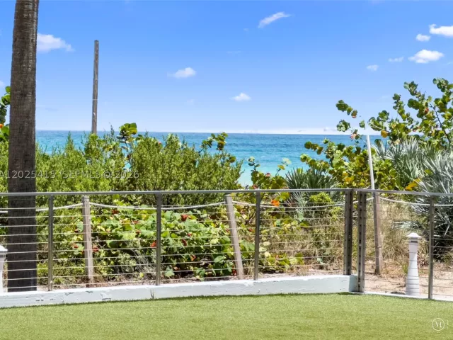 1-bedroom condo for sale in Miami Beach - 6801 Collins Ave 708 - MondialRealty