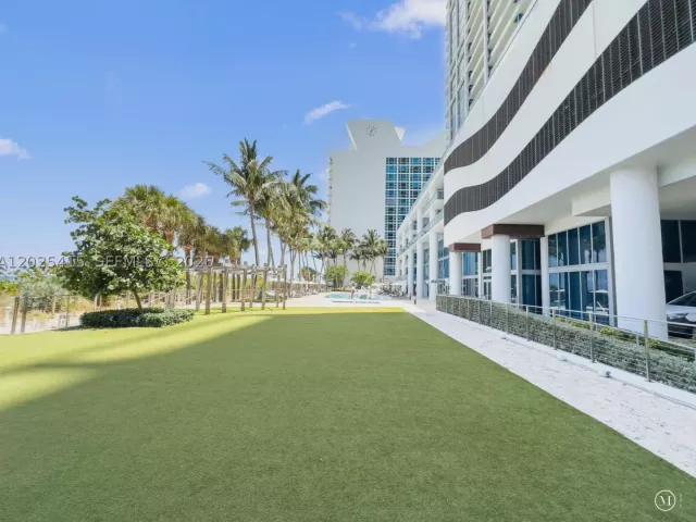 1-bedroom condo for sale in Miami Beach - 6801 Collins Ave 708 - MondialRealty
