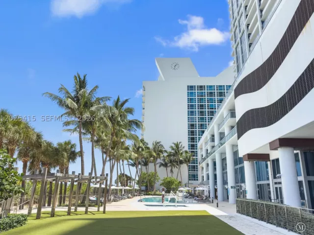 1-bedroom condo for sale in Miami Beach - 6801 Collins Ave 708 - MondialRealty