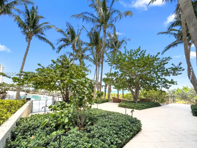 1-bedroom condo for sale in Miami Beach - 6801 Collins Ave 708 - MondialRealty
