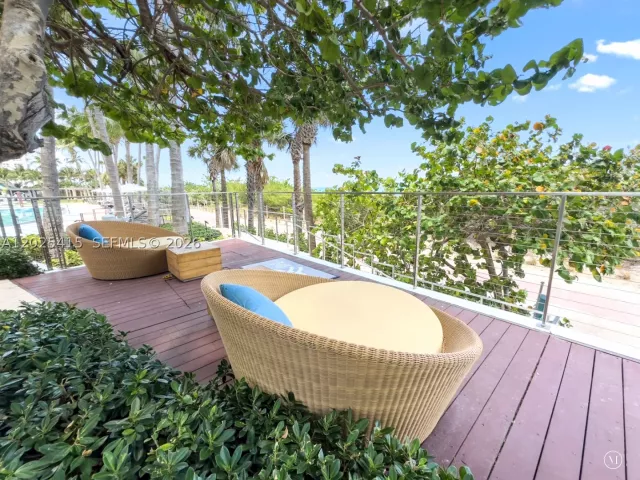 1-bedroom condo for sale in Miami Beach - 6801 Collins Ave 708 - MondialRealty