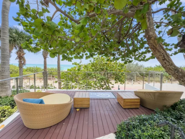1-bedroom condo for sale in Miami Beach - 6801 Collins Ave 708 - MondialRealty