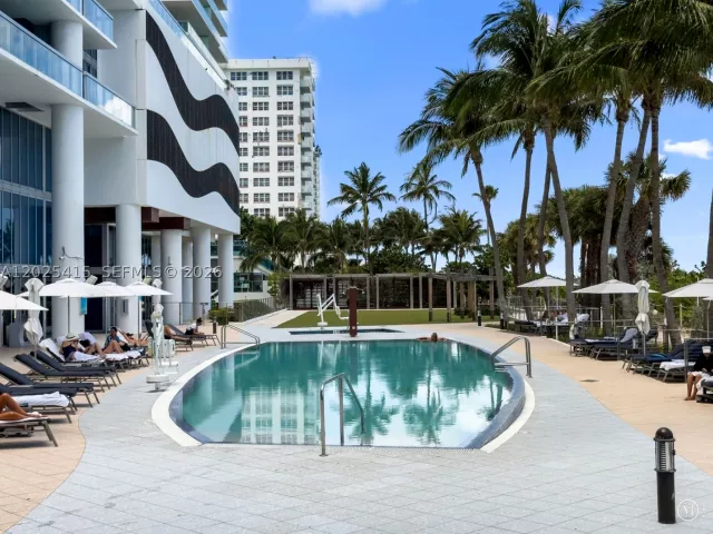 1-bedroom condo for sale in Miami Beach - 6801 Collins Ave 708 - MondialRealty