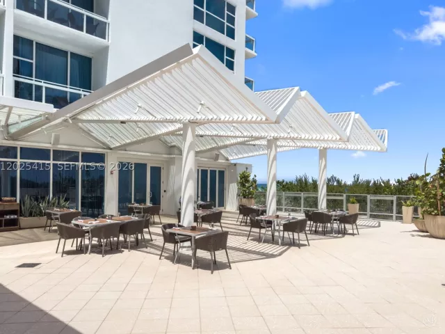 1-bedroom condo for sale in Miami Beach - 6801 Collins Ave 708 - MondialRealty