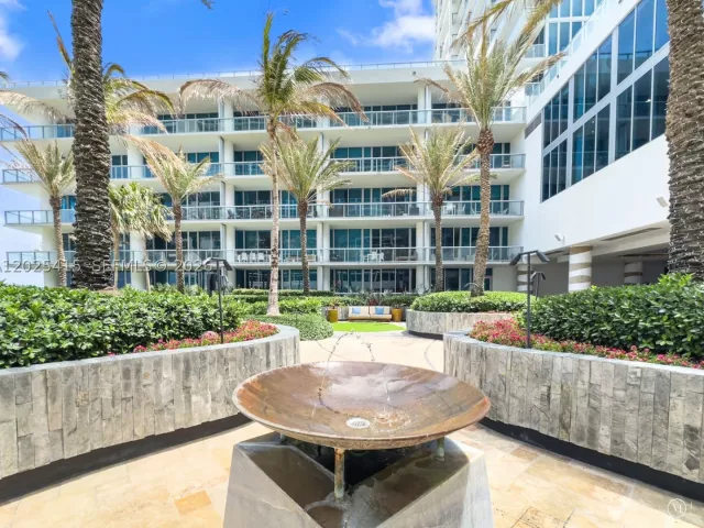 1-bedroom condo for sale in Miami Beach - 6801 Collins Ave 708 - MondialRealty