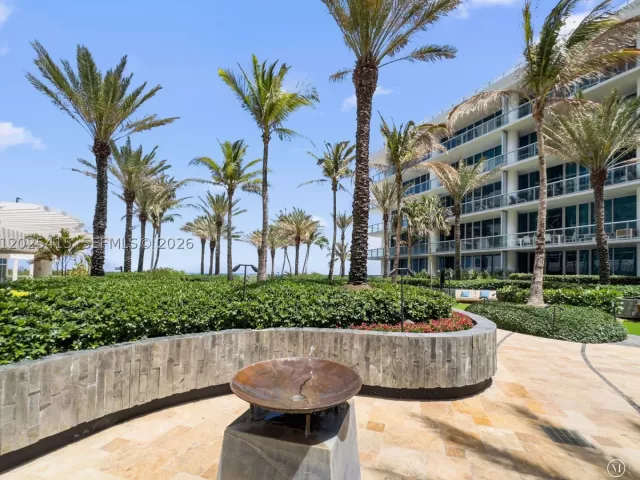 1-bedroom condo for sale in Miami Beach - 6801 Collins Ave 708 - MondialRealty