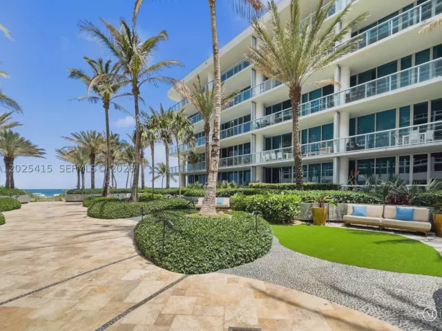1-bedroom condo for sale in Miami Beach - 6801 Collins Ave 708 - MondialRealty