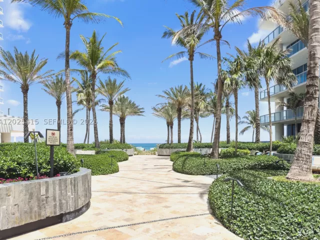 1-bedroom condo for sale in Miami Beach - 6801 Collins Ave 708 - MondialRealty