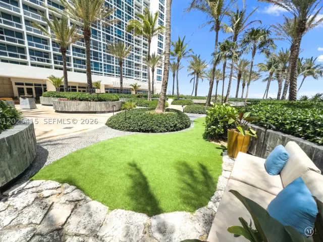 1-bedroom condo for sale in Miami Beach - 6801 Collins Ave 708 - MondialRealty