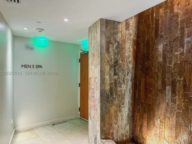1-bedroom condo for sale in Miami Beach - 6801 Collins Ave 708 - MondialRealty