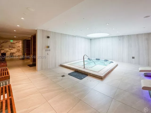 1-bedroom condo for sale in Miami Beach - 6801 Collins Ave 708 - MondialRealty