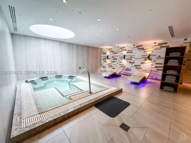 1-bedroom condo for sale in Miami Beach - 6801 Collins Ave 708 - MondialRealty