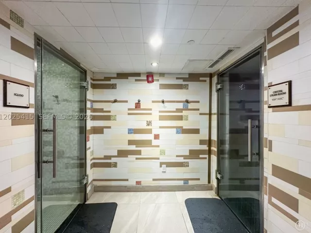 1-bedroom condo for sale in Miami Beach - 6801 Collins Ave 708 - MondialRealty