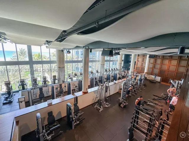 1-bedroom condo for sale in Miami Beach - 6801 Collins Ave 708 - MondialRealty
