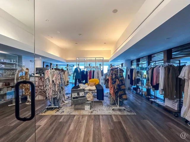 1-bedroom condo for sale in Miami Beach - 6801 Collins Ave 708 - MondialRealty