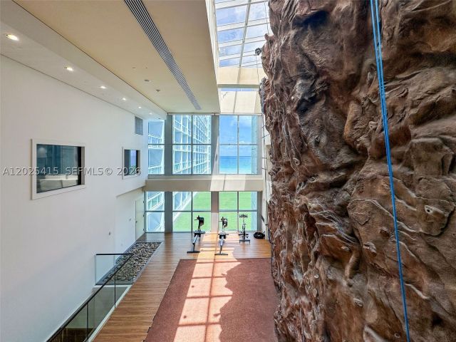1-bedroom condo for sale in Miami Beach - 6801 Collins Ave 708 - MondialRealty