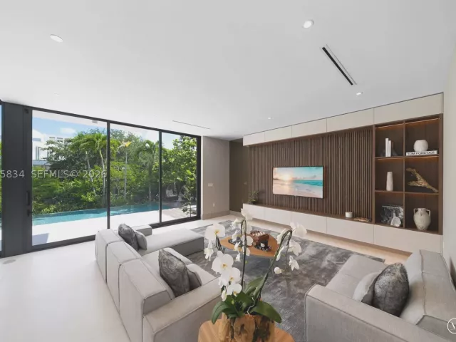 5-bedroom home for sale in Key Biscayne - 571 Glenridge Rd - MondialRealty