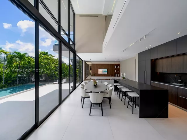 5-bedroom home for sale in Key Biscayne - 571 Glenridge Rd - MondialRealty