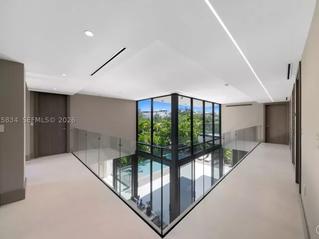 5-bedroom home for sale in Key Biscayne - 571 Glenridge Rd - MondialRealty