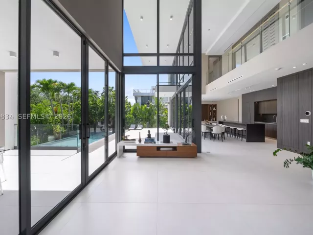 5-bedroom home for sale in Key Biscayne - 571 Glenridge Rd - MondialRealty