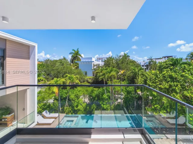 5-bedroom home for sale in Key Biscayne - 571 Glenridge Rd - MondialRealty