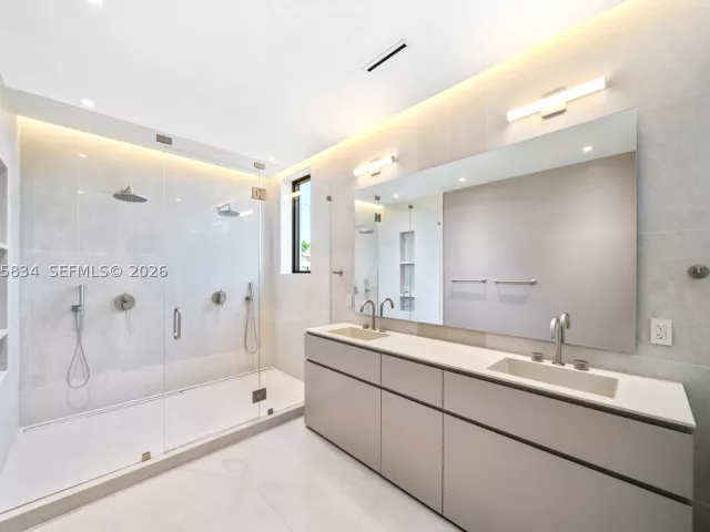5-bedroom home for sale in Key Biscayne - 571 Glenridge Rd - MondialRealty