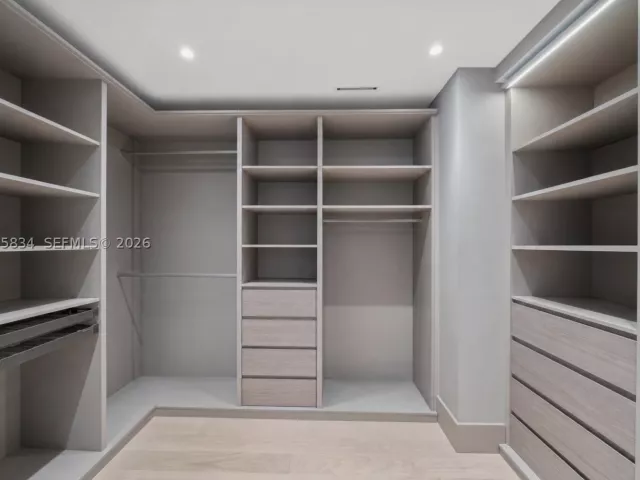 5-bedroom home for sale in Key Biscayne - 571 Glenridge Rd - MondialRealty